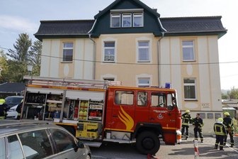 Erdmannsdorf: Akku löst offenbar Brand aus - Die Straße war für die Dauer der Löscharbeiten gesperrt.