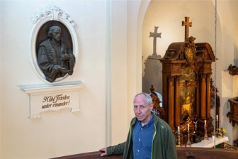 Erdmannsdorf: Andacht und Gebet in der Trinitatiskirche - Uwe Winkler, Pfarrer im Ruhestand, vor der Friedensbotschaft in der Augustusburger Stadtkirche.