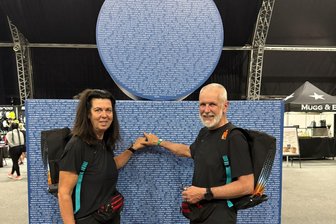 Erdmannsdorf: Ehepaar hat auf fast allen Kontinenten am Ironman 70.3 teilgenommen - Steffi und Bernd Geilert vor dem Logo von Ironman: Alle Teilnehmer sind namentlich genannt.