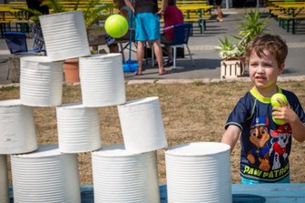 Erdmannsdorfer Freibad - ein Festplatz für die ganze Familie - Beim Büchsenwerfen wurde so mancher Treffer erzielt.