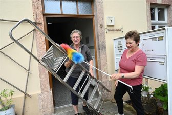Erdmannsdorfer Natur- und Heimatfreunde feiern stolzes Jubiläum - Vorbereitungen für die Geburtstagsrunde 70 Jahre Natur- und Heimatfreunde Erdmannsdorf: Petra Brethfeld (links) und Thea Langklotz vom Vorstand packen mit an.