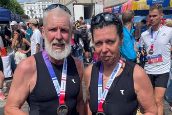 Erdmannsdorfer Triathlon-Ehepaar: „Hawaii war ein Mega-Erlebnis“ - Erschöpft, aber glücklich: Steffi und Bernd Geilert nach dem Zieleinlauf beim diesjährigen Hamburg-Triathlon.