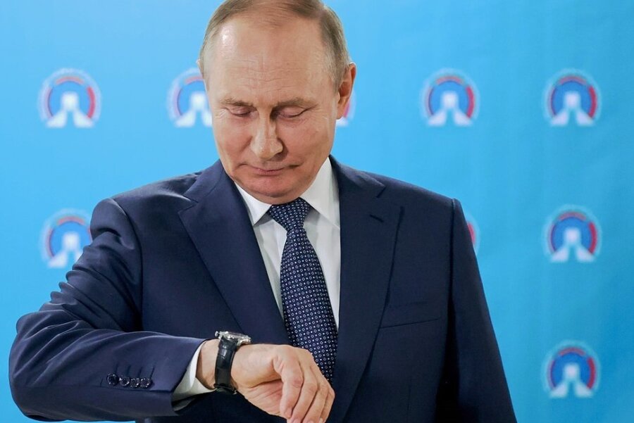 Erdogan holt sich nach kleiner Rache an Putin eine Abfuhr ein - Musste warten und warten: Russlands Präsident Wladimir Putin schaut beim Treffen mit seinem türkischen Amtskollegen Recep Tayyip Erdogan auf die Uhr. 
