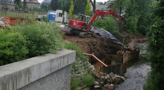 Erdreich am Lungwitzbach ist kontaminiert - Die Sanierung des Lungwitzbaches ist vorübergehend ins Stocken geraten. 