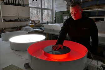 Erdrückende Bürokratie: Warum ein Museumsausstatter im Erzgebirge weniger öffentliche Aufträge will - In der Scharfensteiner Medientechnikwerkstatt testet Projektleiter Jörg Fischer eine interaktive Handdruck-Messstation für das Besucherzentrum eines Automobilproduzenten.