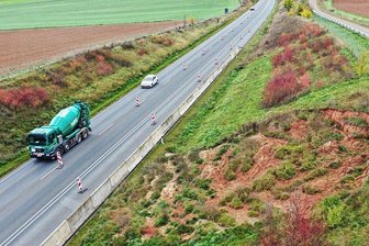 Erdrutsch in Langenhessen: Autofahrer von Tempo 50 auf Westtrasse genervt - Laut Landesamt für Straßenbau und Verkehr soll von dem Erdrutsch aber keine Gefahr ausgehen.