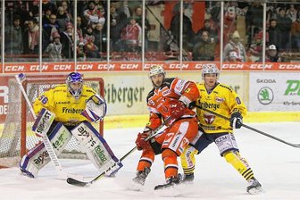 Erfahrerer Eishockey-Stürmer ist auf dem Markt: Mischen die Eispiraten im Poker um Jordan Knackstedt mit? - Jordan Knackstedt (Mitte) hat in der Saison 2017/18 das Eispiraten-Trikot getragen. Foto: Andreas Kretschel/Archiv