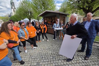 Erfal-Stiftung: Hauptpreis geht nach Adorf - Jürgen Petzold vom Beirat der Erfal-Stiftung zeichnet die Adorfer Kürbismädels aus.