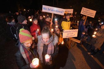 Erfenschlag: Lichterkette für Erhalt des Sommerbades -