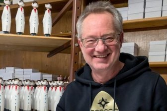 Erfinder des Drosten-Räuchermännels Tino Günther kandidiert als Landrat für den Erzgebirgskreis - Und wieder einer fertig: Holzspielzeugmachermeister Tino Günther hat mit dem Räucher-Drosten einen Verkaufsschlager gelandet. Nun will er auch seine politische Karriere voran bringen. 