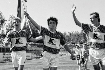 Erfolg auf dem Platz und viel Spaß mit Automobilen - Ralf Schneider (Mitte) hatte in seiner Zeit als Fußballer in Zwickau oft Grund zum Jubeln. Hier freute er sich mit Ralf Wagner (l.) und Udo Tautenhahn über das Erreichen der Aufstiegsrunde zur 2. Bundesliga.