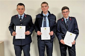 Erfolg bei der Nachwuchsgewinnung: Drei Feuerwehrleute in Lichtenwalde qualifizieren sich - Sebastian Moser, Julian Anders und Janik Haubold (v. l.) haben unlängst die Prüfung zum Atemschutzgeräteträger erfolgreich absolviert.