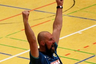 Erfolg beim Schlusslicht lässt Hoffnung auf den Klassenerhalt - Hatte beim 3:0 in München allen Grund zum Jubeln: VSV-Trainer Alexander Krug gelang mit seinem Team der erste Erfolg in der Abstiegsrunde. 