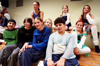 Erfolg beim Tanzwettbewerb: Schüler der Winkler-Schule Freiberg traten in Dresden an - Das Tanzteam aus Freiberg: Arozo Ahmadi, Zoey Pöge, Trainerin Alexandra Schneider, Destiny Starke, Lucie Schneider, Ali Itani, Cheyenne Wollmann, Vicky Drechsel und Lea Sophie Kopetzky.
