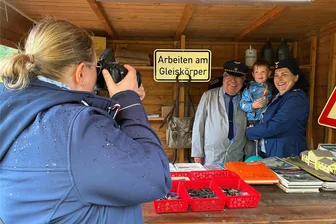 Erfolg: Bergstadtexpress Freiberg–Brand-Erbisdorf zählt über 2800 Fahrgäste - Am Bahnhof Brand-Erbisdorf betreuten Jochen Winkler und Angela Schaaf aus Freiberg, hier mit Enkelsohn Konstantin (4), einen Verkaufsstand. Konstantins Mutter Andrea Winkler fotografiert sie. „Wir unterstützen den Bergstadtexpress gern. Das ist unser Hobby“, so Jochen Winkler.