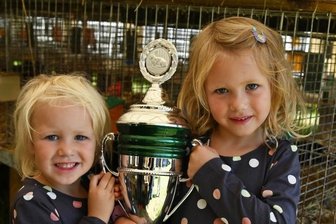 Erfolg für Jungzüchterin - Felicia Backe (6), hier mit Schwester Elenia (4), gewann mit ihren Alaska den Pokal für die beste Zuchtgruppe in der Jugend.