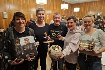 Erfolg in Augustusburg: Der Quizabend füllt den Tanzsaal im Lehngericht - Diese Frauengruppe aus Flöha holte sich den Titel beim Quizabend und freute sich mit Quizmoderator Tilo Kleßig (Mitte) über den Sieg.