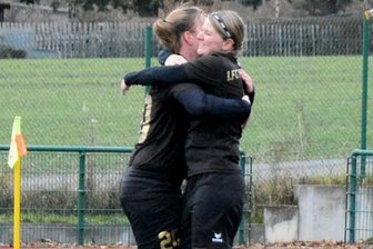 Erfolg in der Fußball-Sachsenklasse: Frauen des 1. FC Rodewisch auf Rang 1 - Die beiden Rodewischer Torschützinnen liegen sich hier im Spiel gegen die SG Jößnitz in den Armen.