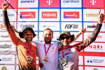 Erfolg in Tschechien weckt bei Enduro-Mountainbikern aus dem Erzgebirge Appetit auf mehr - André Schubert, Kevin Lindner und Marc Schubert (v. l.) durften sich in der Teamwertung der tschechischen Serie über Silber freuen.