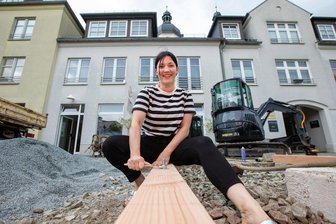 Erfolg schmeckt süß: Wie Caroline Lange jetzt ihre Patisserie „Klein und fein“ in Plauen erweitert - Die Fundamente sind gesetzt, die ersten Grundbalken befestigt: Caroline Lange hilft, wo sie gebraucht wird.