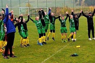 Erfolg spricht für Ausweitung des Projekts - Da darf gejubelt werden: Das Mädchenteam der SpG Neustadt/Jößnitz schlägt sich in seiner Premierensaison bisher bärenstark. Bei gutem Zulauf will man über eine Ausweitung des Projekts nachdenken. 