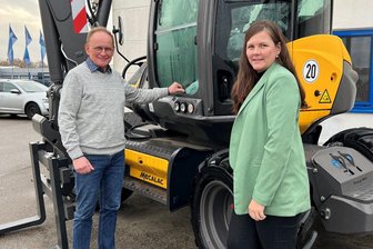 Zwei-Generationen-Spitze: Carolin und Roland Ziesmann vor einem Radlader.