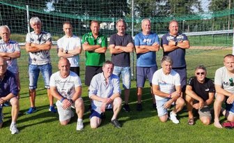 Erfolge und Anekdoten leben wieder auf - 35 Jahre später haben sich auf dem nachgestellten Teamfoto drei Lücken aufgetan. Neben dem vor einem halben Jahr verstorbenen Spielertrainer Joachim Weigelt fehlen Frank Hofmann und Marian Sommerfeld. Der Rest hat seine Position von einst eingenommen.