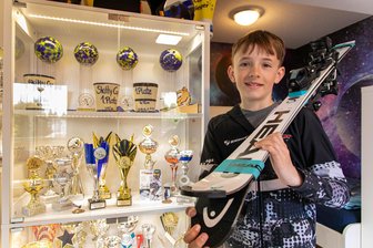 Erfolgreich auf der Piste: Stollberger Skitalent mag steile Hänge besonders - Der Stollberger Tim Sander Heinze hat schon Dutzende Pokale gewonnen. Der Zwölfjährige geht im Slalom und im Riesenslalom an den Start.