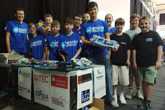 Erfolgreich im Erzgebirge: Warum eine Weltmeisterschaft im Sommer zum Heimspiel wird - Die Siegerteams der Hydrofoxes beim Deutschen-Wasserstoff-Grand-Prix 2025 in Chemnitz.