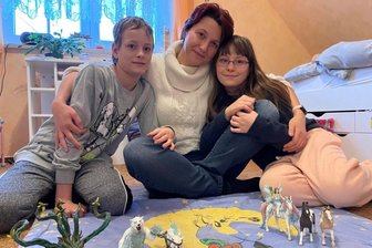 Erfolgreiche Aufholjagd: Start ins Leben mit reichlich 600 Gramm - Anita Hübner heute mit ihren beiden Kindern Niclas und Katharina, die nun zehn Jahre alt sind.