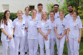 Erfolgreiche Ausbildung am Kreiskrankenhaus Freiberg: Zahlreiche Arbeitsverträge unterschrieben - Einige der Auszubildenden, die in diesem Jahr ihre Ausbildung am Kreiskrankenhaus Freiberg abschließen.
