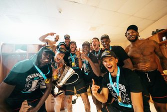 Pokalhelden aus Istanbul: Nach dem Erfolg im Fiba-Europa-Cup darf natürlich auch das "Kabinen-Selfie" nicht fehlen.