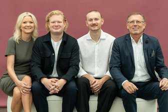 Erfolgreiche Familiengeschichte: Bei Möbel Biller in Plauen steht die nächste Generation in den Startlöchern - Die Billers vereint: Kirsten Biller, Sohn Michael Biller, Sohn Maximilian Biller und Firmengründer Rainer Biller (von links). Alle vier tragen im Unternehmen Verantwortung.