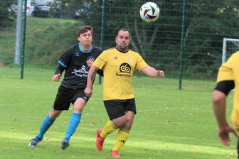 Erfolgreiche Fußballfusion Marbach/Siebenlehn: Dürfen Spielgemeinschaften bald ins Kreisoberhaus aufsteigen? - SpG-Akteur Benno Altmann (r.), hier im Duell mit Alexander Beier (Mittweida II/Frankenau), steht mit seinem Team derzeit an der Spitze der Kreisliga.