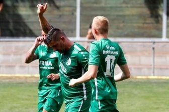 Erfolgreiche Premiere für Eiche-Trainer Steve Renger - Reichenbrands Dominic Fries bejubelt seinen Treffer zum 1:0 gegen Neukirchen.