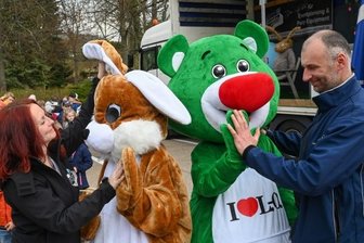 Erfolgreiche Premiere für Ostertruck in Pleißa - An der Feuerwache in Pleißa begann die Premiere der ersten Ostertruck-Tour mit Osterhase, Stadtmaskottchen Limbo und der Organisatoren der Aktion, Jasmin Neubert und Spediteur Ingo Weise. 