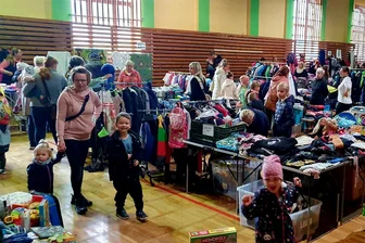 Erfolgreiche Premiere: Nächster Familien-Flohmarkt in Oelsnitz schon geplant - Für den ersten Oelsnitzer Familien-Flohmarkt in der Turnhalle Alte Reichenbacher Straße gab es regen Zuspruch.