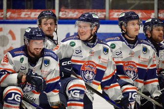 Erfolgreiche Rückkehr an alte Wirkungsstätte – Eishockey-Wölfe aus dem Erzgebirge siegen in Chemnitz - Kenneth Hirsch (M.) und die Schönheider Wölfe haben derzeit gut lachen. Drei Spiele, drei Siege - so die starke Auftaktbilanz.