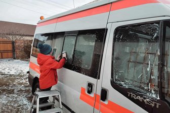Erfolgreiche Spendenaktion im Erzgebirge: ein Rettungswagen für die Ukraine - Bevor es am Freitag auf große Fahrt in Richtung Ukraine geht, wurde der aus Spenden finanzierte Rettungswagen von Simon Römer und seinem Sohn Martin noch einmal gründlich geputzt.