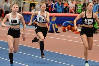 Erfolgreiche Standortbestimmung - Trumpfte zum Abschluss des Jahres noch einmal auf: Johanna Grämer vom Freiberger PSV (l.), hier bei den Hallen-Landesmeisterschaften in diesem Jahr, sprintete beim Sportfest des Dresdner SC über 60 Meter auf Rang 3 und lief über 200 Meter souverän zum Sieg. Foto: Matthias Heinke/Archiv