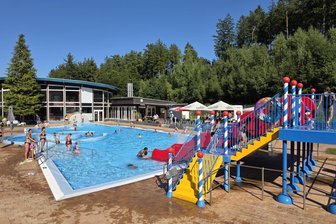 Erfolgreiche Strategie: Tolles Bad und faire Preise sorgen für dickes Besucher-Plus in Adorf - Das Kinderbecken mit Rutsche im Adorfer Freibad.