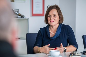 Erfolgreiche Unternehmerin aus dem Erzgebirge redet Klartext, was sie in Deutschland stört - Katja Hillenbrand hat die Micas AG Oelsnitz aufgebaut. Das Unternehmen stellt Sensoren her, ist am Markt etabliert. Jetzt berichtete sie von ihren Erfahrungen als Mittelständlerin – und verband das mit einer drastischen Warnung.