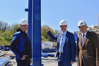 Erfolgreiche Vogtland-Firmen: Goldbeck und Meiser feiern gemeinsame Superlative - Die Geschäftsführer von Goldbeck und Meiser, Lars Luderer (Mitte) und Robert Vièl (rechts), sowie Steffen Lang, Technischer Leiter bei Meiser.