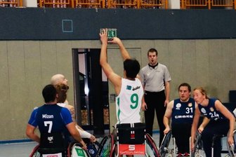 Erfolgreicher Saisonstart der Rollstuhlbasketballer - Max Chagger setzt zum Wurf an. Der Youngster war im Auftaktspiel erfolgreichster Werfer im Zwickauer Team. 