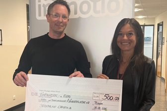 Erfolgreicher Spendenlauf in Plauen: Christin Ziehr sammelt vierstelligen Betrag - Bei ihrem 24-Stundenlauf im Stadion des VFC Plauen konnte Extremsportlerin Christin Ziehr (rechts) über 4000 Euro für das Kinderhospiz „Nächstenliebe“ in Falkenstein sammeln. Auch das Therapiezentrum „in motio“ beteiligte sich.