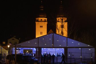 Erfolgreicher Start für Plauener Eisbahn: „Wir sind begeistert von der großen Resonanz“ - Die Plauener Eisbahn befindet sich auf dem Topfmarkt, direkt in Nachbarschaft zum Weihnachtsmarkt.