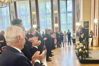 Erfolgreicher Unternehmer und Mäzen für Kultur, Wissenschaft und Sport: Industrieverein Sachsen ehrt Hans J. Naumann - Wird mit stehenden Ovationen geehrt: Maschinenbau-Unternehmer Hans J. Naumann.
