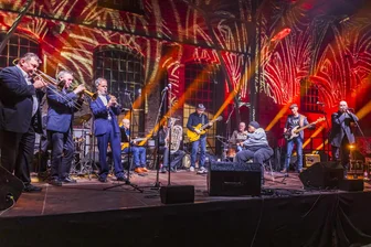 Erfolgreiches Artmontan-Jahr im Erzgebirge verklungen - für 2025 gibt es schon jetzt nur noch Restkarten - Die Musiker der Dixielanders und Bluescats mit Sängerin Brenda Boykin sorgten auf der Bühne im Lokschuppen des Eisenbahnmuseums Schwarzenberg wieder für ein musikalisches Feuerwerk.