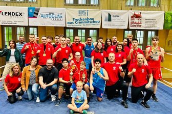 Erfolgreiches Debüt: Crimmitschauer Boxturnier zieht 180 Zuschauer an - Die Mitglieder vom Box Club freuten sich gemeinsam mit Helfern über das gelungene Turnier.