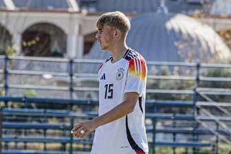 Erfolgreiches Debüt: Fußball-Veilchen macht eine ganze Region stolz - Domenic Köppel vom FC Erzgebirge Aue hat in der deutschen Nationalmannschaft der U 17 erfolgreich debütiert.